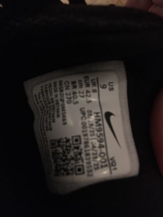 Nike negras 42 y modelo algo rojo 42.5 caja