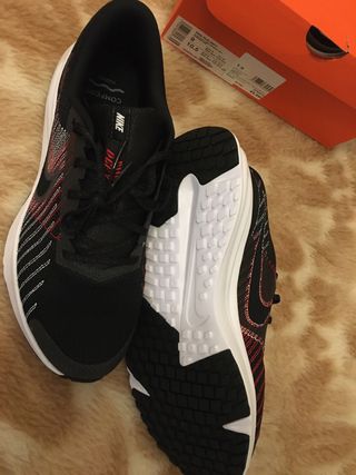 Nike negras 42 y modelo algo rojo 42.5 caja