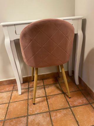 Tocador blanco con espejo con luces y silla rosa