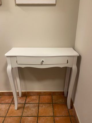 Tocador blanco con espejo con luces y silla rosa