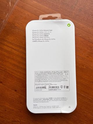 Funda iPhone 15 Granate Silicona Premium