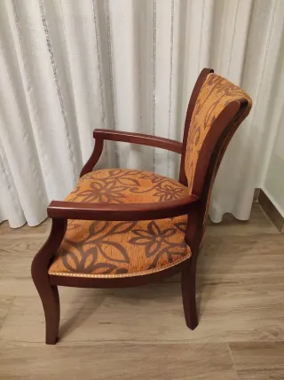 Descalzadora de madera con tapicería floral