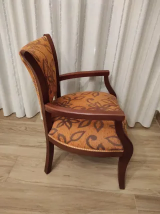 Descalzadora de madera con tapicería floral