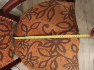 Descalzadora de madera con tapicería floral