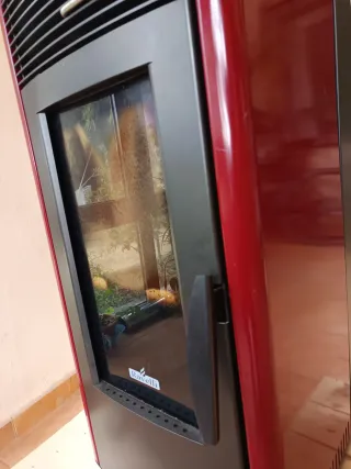 Estufa de pellets negra y roja