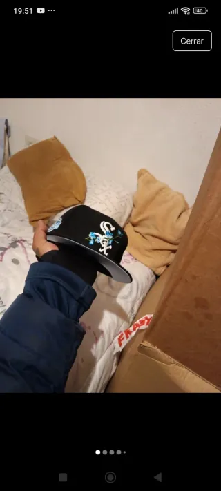 Gorra Negra con Diseño Floral Azul