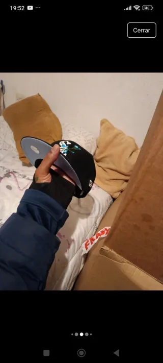 Gorra Negra con Diseño Floral Azul