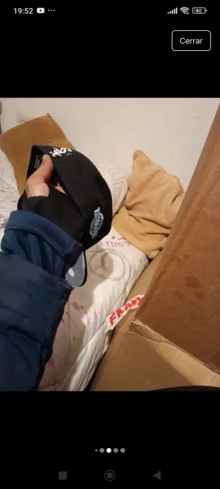 Gorra Negra con Diseño Floral Azul