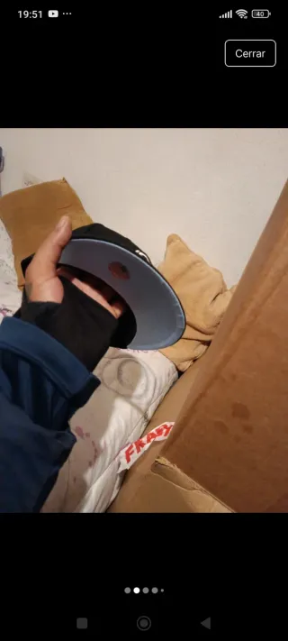 Gorra Negra con Diseño Floral Azul