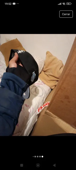 Gorra Negra con Diseño Floral Azul