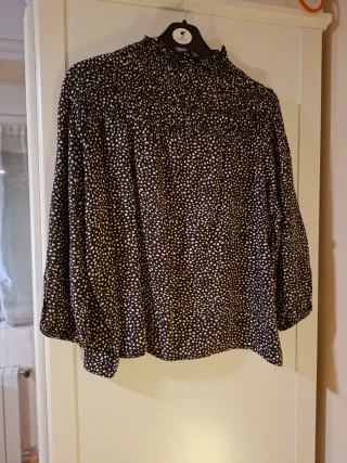 Blusa marrón con topos beige