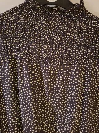 Blusa marrón con topos beige