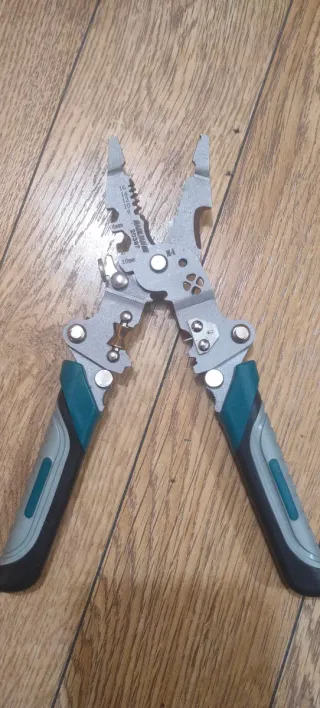 Alicate pelacables plegable