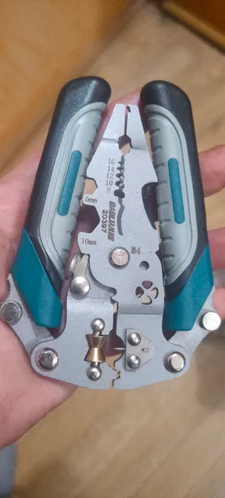 Alicate pelacables plegable