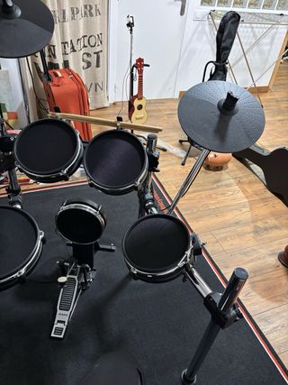 Batería eléctrica Alesis + alfombra antideslizante