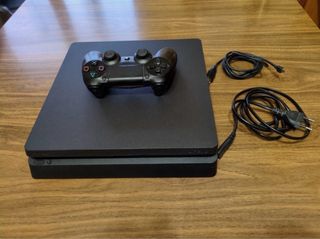 Consola PS4 slim Negra con un mando