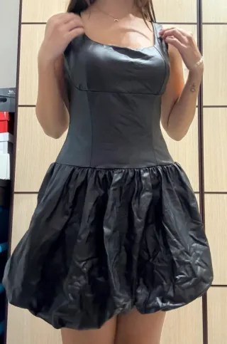 Abito nero effetto pelle