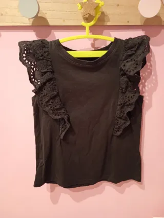 Camiseta H&M negra volantes encaje