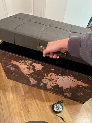 Baúl de almacenaje con tapa mullida y mapa