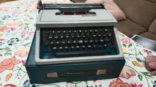 Máquina de escribir Olivetti DORA vintage .Perfect