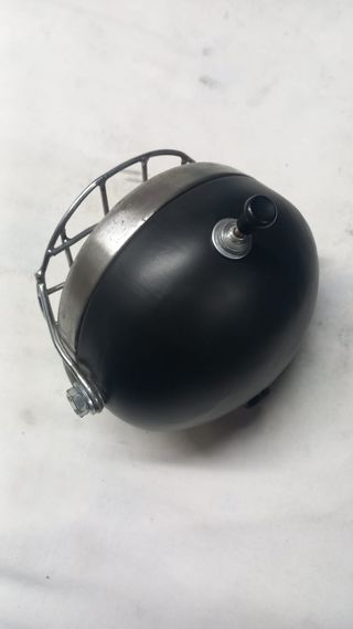 Faro moto clásica con rejilla protectora