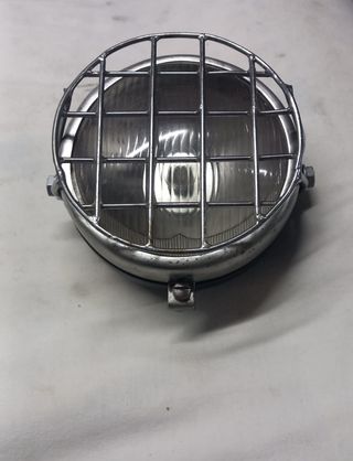 Faro moto clásica con rejilla protectora