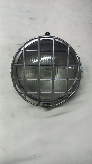 Faro moto clásica con rejilla protectora