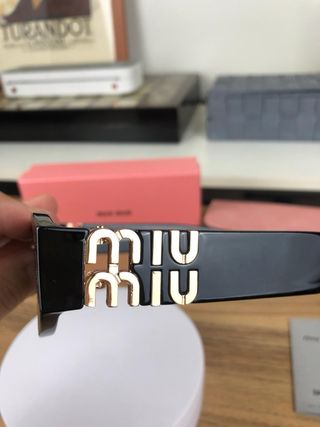 Gafas de sol Miu Miu negras y doradas