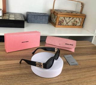 Gafas de sol Miu Miu negras y doradas