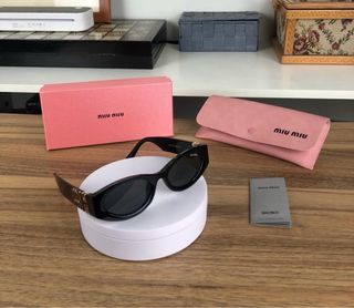 Gafas de sol Miu Miu negras y doradas