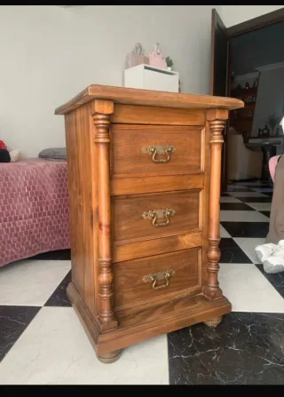 Mesita de noche de madera estilo rondeño