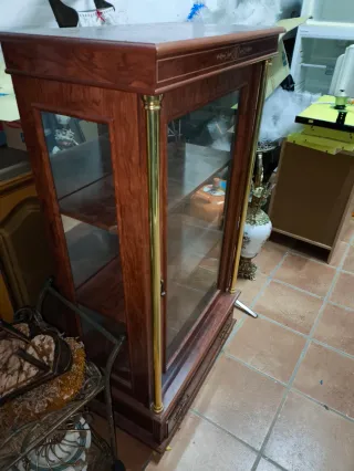 Vitrina de madera con detalles dorados