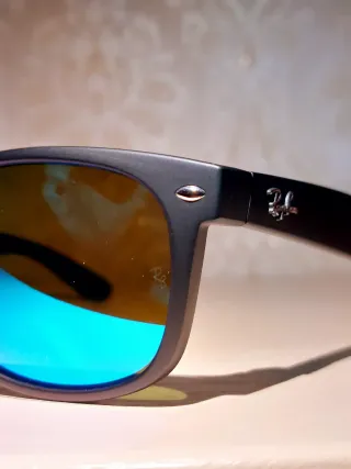 Occhiali da sole Ray-Ban neri e blu