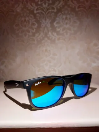 Occhiali da sole Ray-Ban neri e blu