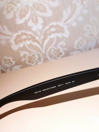 Occhiali da sole Ray-Ban neri e blu