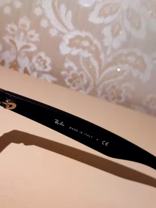 Occhiali da sole Ray-Ban neri e blu