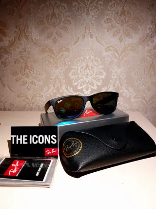 Occhiali da sole Ray-Ban neri e blu