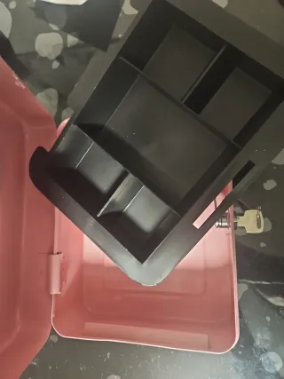 Caja caudales metálica rosa con llaves
