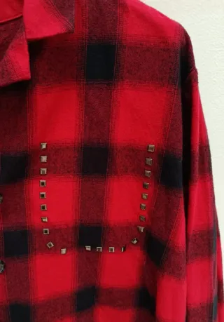 Camisa a cuadros roja y negra