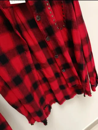 Camisa a cuadros roja y negra