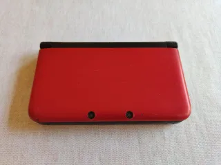 Nintendo 3DS XL con Banca Pokémon e videogiochi
