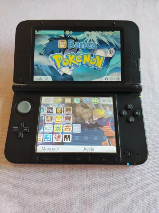 Nintendo 3DS XL con Banca Pokémon e videogiochi