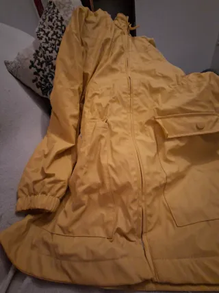 Impermeable amarillo con capucha