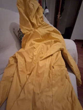 Impermeable amarillo con capucha
