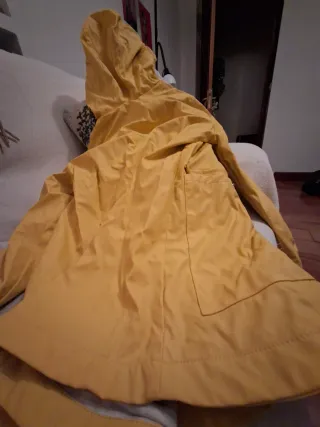 Impermeable amarillo con capucha