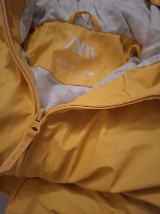 Impermeable amarillo con capucha