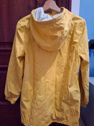 Impermeable amarillo con capucha