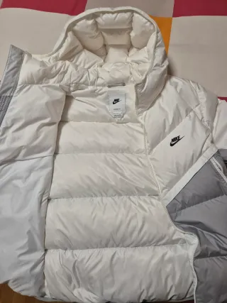 Chaqueta Nike acolchada blanca y gris