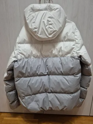 Chaqueta Nike acolchada blanca y gris