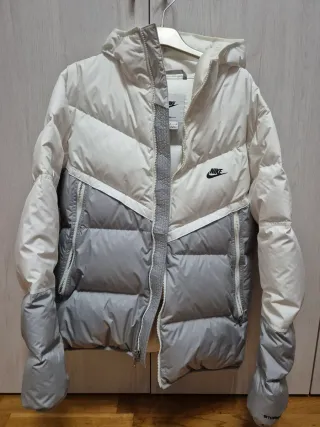 Chaqueta Nike acolchada blanca y gris